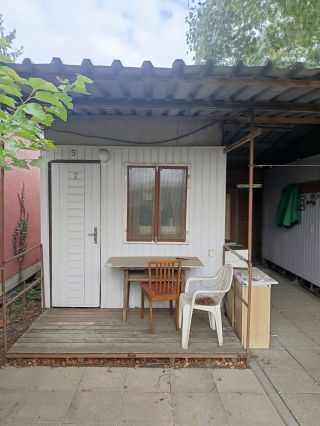 Na rok 2026 nabízíme uvolněné 3 chatky ve Strachotině u Dyje 5A/6 celoroční nájem. Tel. 777664564